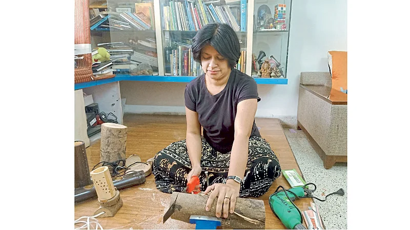 लाकडी कलाकृती बनविताना आदिती देवधर.