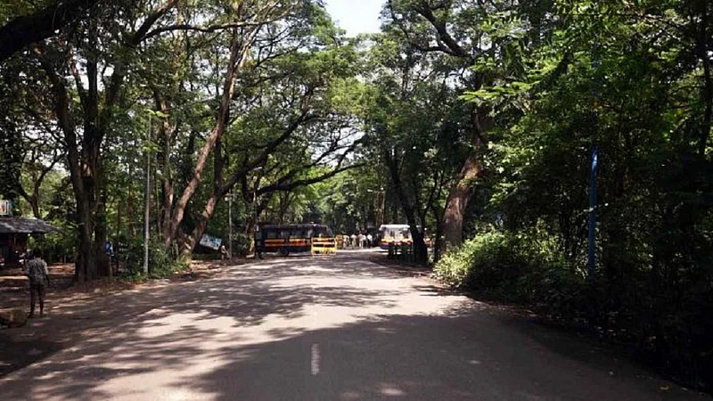आरे कॉलनीत लॉकडाऊनचा फज्जा, 33 जणांविरोधात गुन्हा