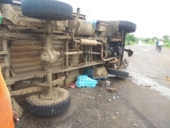 Tempo and container accident at Chaufula during Chincholi period in Karjat taluka