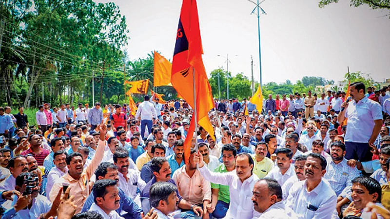 बारामती - गोविंदबागेसमोरील आंदोलनात सहभागी होत घोषणा देत झेंडा फडकविताना अजित पवार.