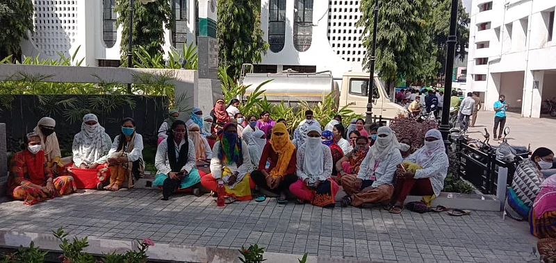 An agitation has been started in front of Baramati Municipality for honorarium of Asha Sevikans.jpg