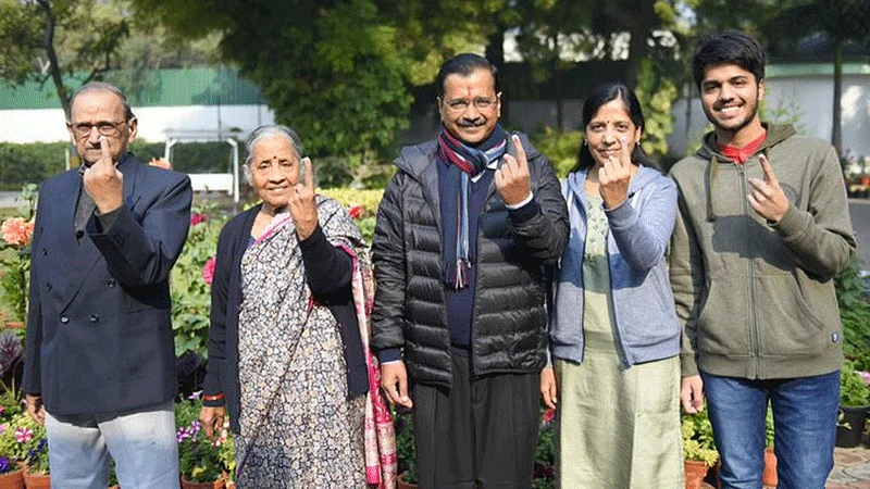 Arvind Kejarval and Manish Sisodia casts vote for Delhi assembly elections