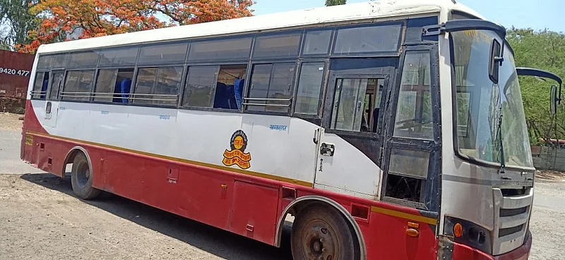 उस्मानाबाद : बसस्थानकावर उभी बस.