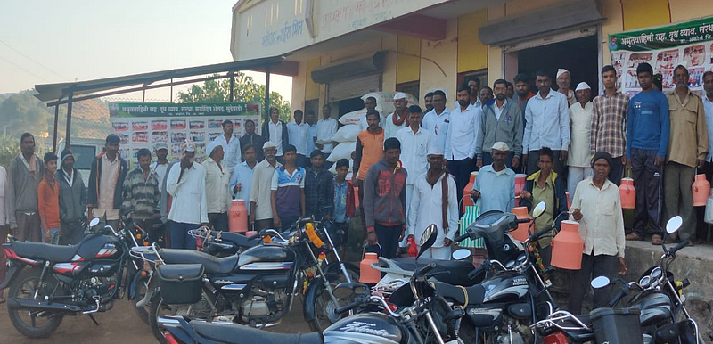 Balasaheb Mundhe expanded his business and provided employment to many farmers.jpg