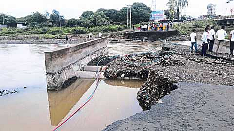 The torrential rains swept away the bridge in Digras