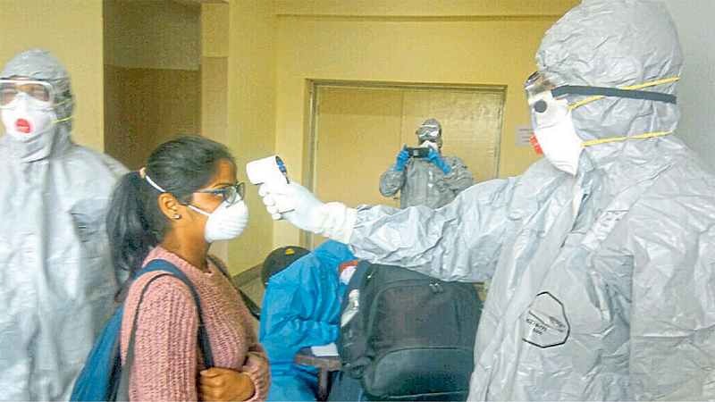 नवी दिल्ली - इटलीहून आलेल्या भारतीय प्रवाशाची तपासणी करताना वैद्यकीय अधिकारी.