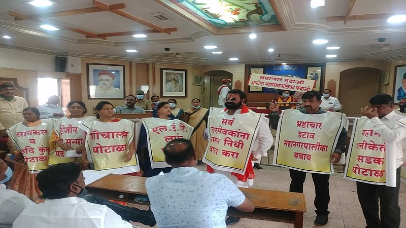 Corporators have been pushed in the general meeting of Akola Municipal Corporation 2.jpg