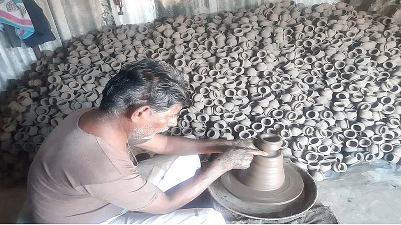 Craftsmen from Kumbharwada in Pargaon have made more than two lakh Sugadis for Sankrati Puja2.jpg