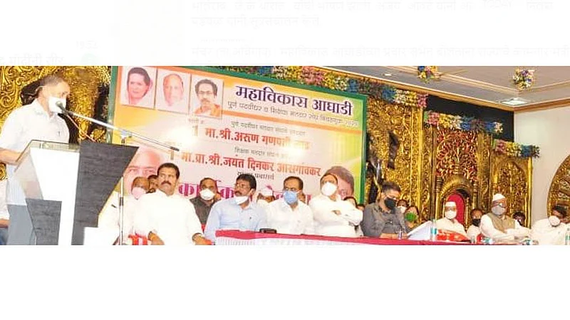 मंचर (ता. आंबेगाव) - महाविकास आघाडीच्या प्रचार सभेत बोलताना राज्याचे कामगार मंत्री दिलीप वळसे पाटील.