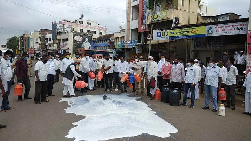 Agitation of milk producing farmers on Kolhar Ghoti state highway in Ahmednagar district