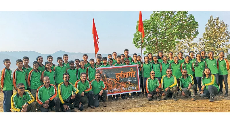 किल्ले अणघई - ज्ञानप्रबोधिनी नवनगर विद्यालयातर्फे आयोजित दुर्गजागर मोहिमेअंतर्गत जिल्ह्यातील २९ गड-किल्ल्यांवर भ्रमंती करण्यात आली.