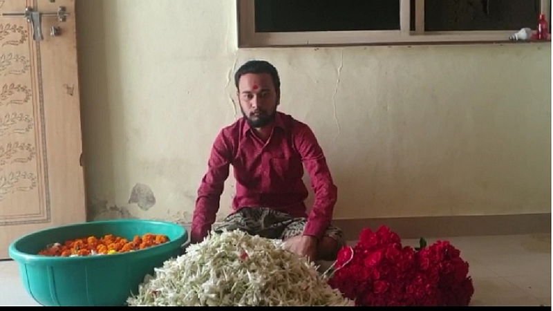 Florists started selling flowers and garlands on the principle of no profit no loss during lockdown.jpg