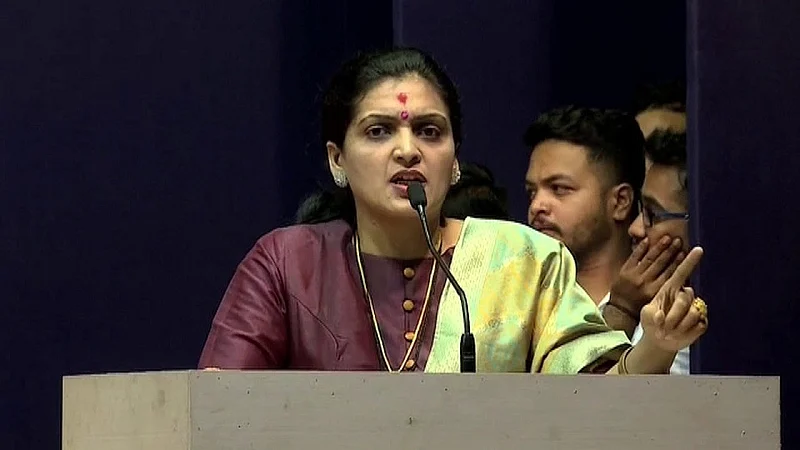 Graduate voter Election MNS candidate rupali patil got threat call