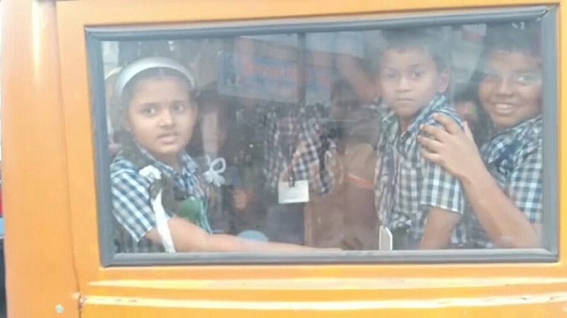 वसई ः वाहतूक नियमांचे उल्लंघन करून मर्यादेपेक्षा अधिक विद्यार्थ्यांना वाहनांमध्ये कोंबून सुरू असेलेली वाहतूक.
