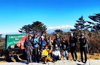 हाडे गोठावणारी थंडीत साहसी तरुणांनी पाच दिवसातचं हिमालयातील "संदकफू" शिखर केले पार