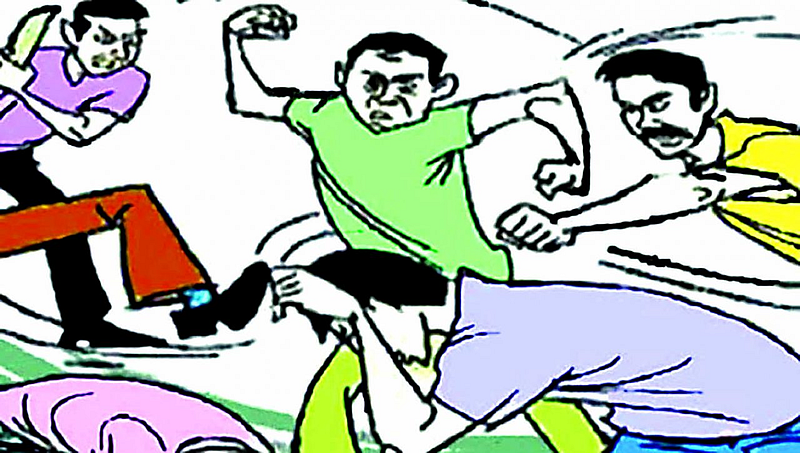 काय सांगतात राव, कोंबड्यांनी लावली हो माणसांमध्ये झुंज !