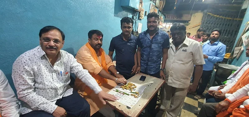 MP Hemant Patil has eaten khichdi and bhaji with the hotel owners and workers.jpg