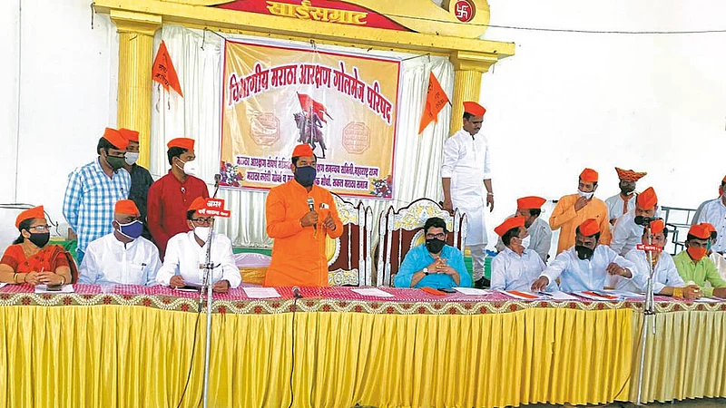आरक्षणासाठी शरद पवारांनी पुढाकार घ्यावा, महिन्यात प्रश्न सुटेल; साता-यातील गोलमेज परिषदेत दावा