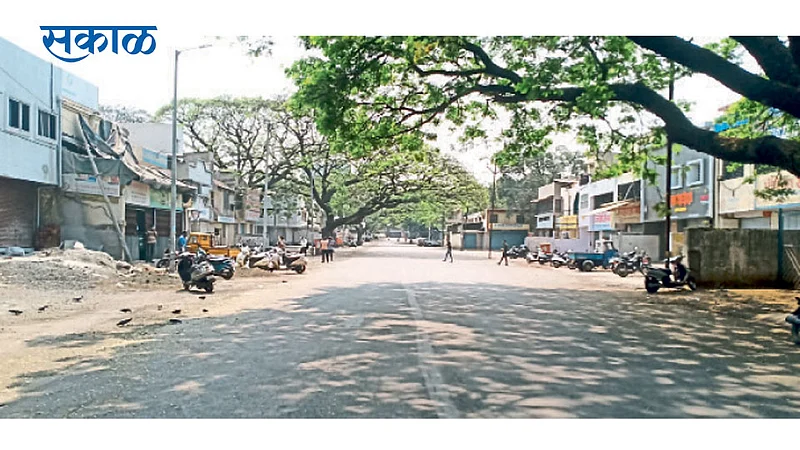 मार्केट यार्ड - जीएसटी कायद्यातील जाचक तरतुदींच्या निषेधार्थ पुकारलेल्या देशव्यापी व्यापार बंदमुळे शुक्रवारी पुण्यातील व्यवहार बंद होते.}