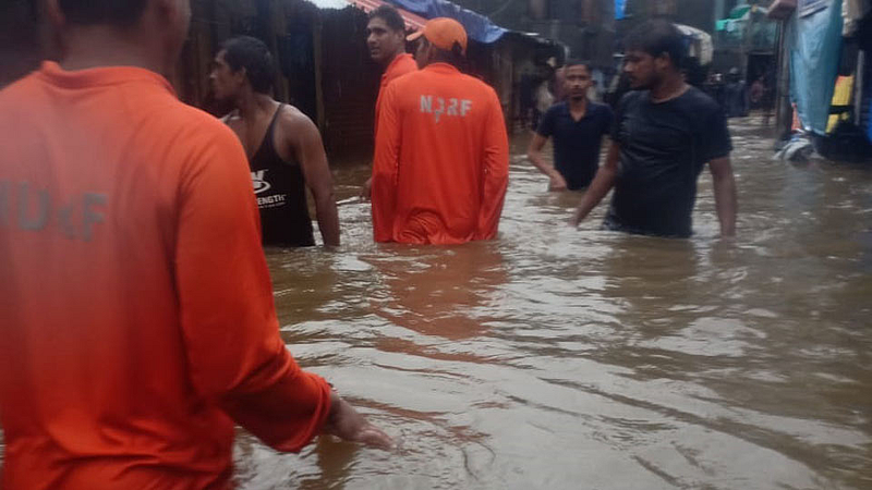 मुंबई : पाण्याचा निचरा करण्यासाठी पालिकेकडून व्यवस्था