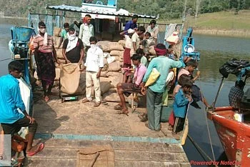 बोटीने प्रवास करून दुर्गम भागातील नागरिकांना केले अन्नधान्याचे वाटप !