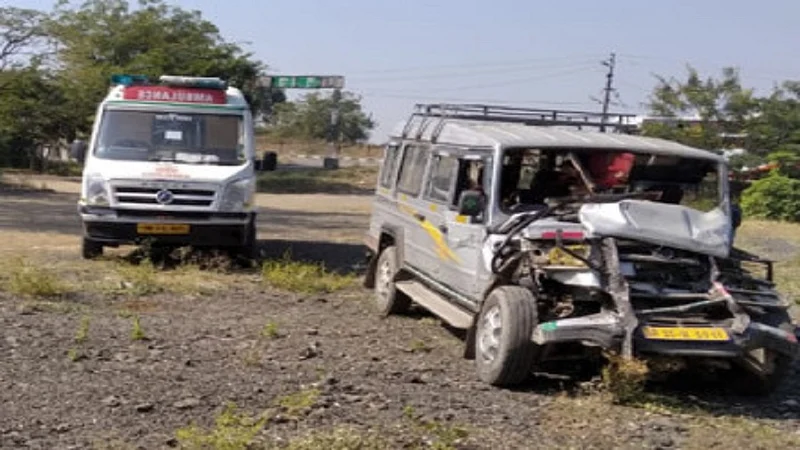Accident between travels and car in wardha district
