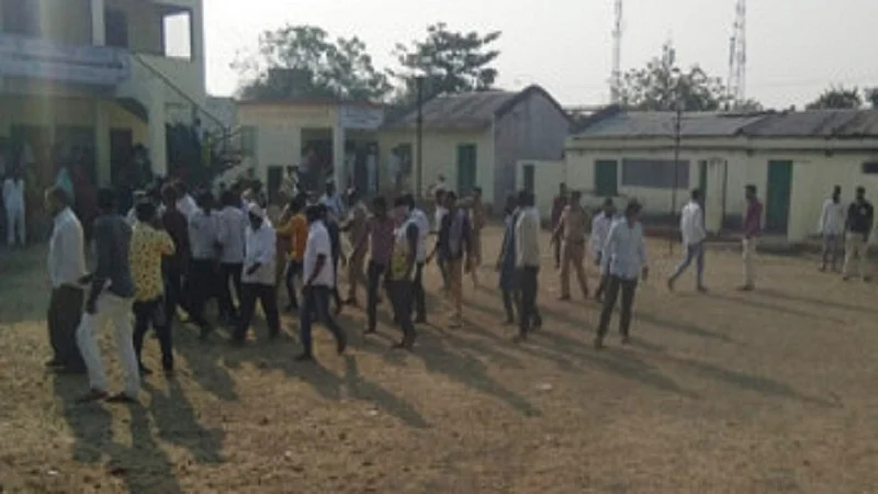 Fighting between people while voting in Yavatmal