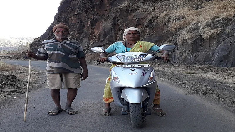 Video : ग्रेट; साठीतीही शोभाताई शिकल्या दुचाकी चालवायला