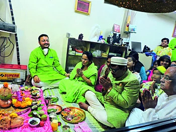 धुळे जिल्ह्यात दिवाळीमुळे बाजारपेठेत ‘फीलगुड’; ‘रेकॉर्ड ब्रेक’ गर्दी