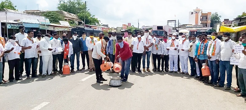 Block road from BJP for milk price in Nevasa taluka