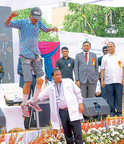 Distribution of artificial limbs in Nagpur by the Chief Justice