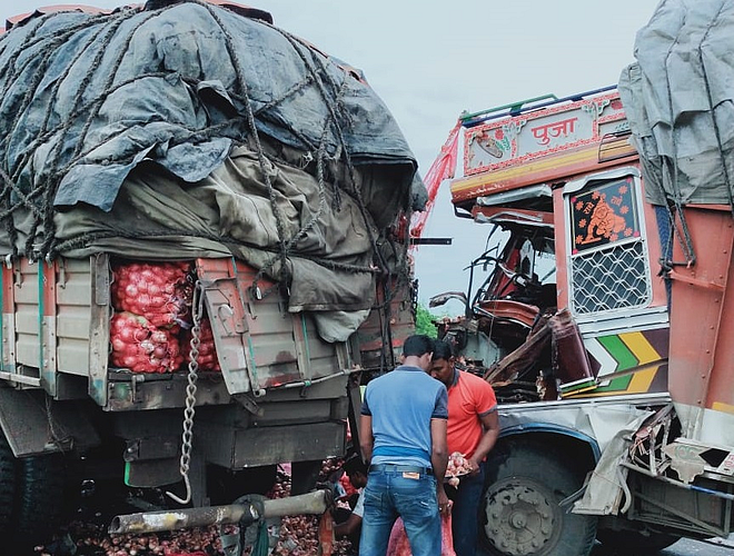 पाचोड (ता.पैठण) बाह्यवळण रस्त्यावर दोन ट्रकची समोरासमोर धडक होऊन अपघात झाला.