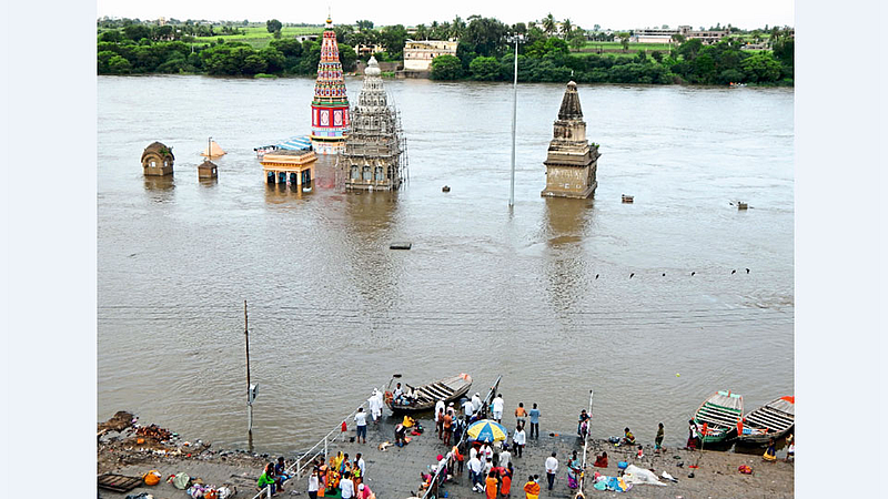 पंढरपूर - उजनी धरणातून भीमा नदीत सोडलेले पाणी sangrhit photo