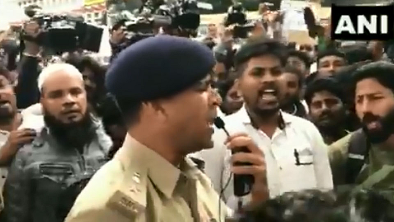Police sung National Anthem with protesters at Banglore