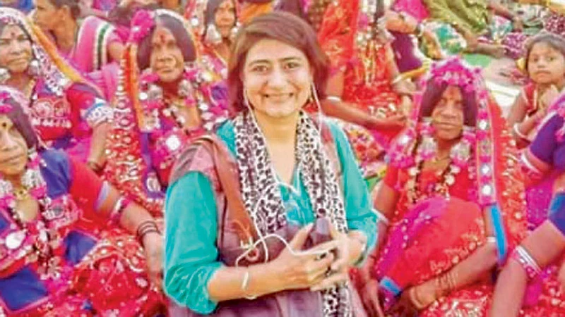तेलंगणातील आदिलाबाद येथे लंबाडा समाजातील महिलांसोबत प्राची वैद्य.