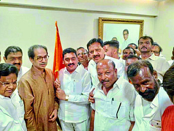 मुंबई ः कॉंग्रेसचे जिल्हाध्यक्ष प्रशांत चेडे यांनी शिवसेनेत समर्थकांसह प्रवेश केला. या वेळी पक्षप्रमुख उद्धव ठाकरे, पालकमंत्री प्रा. डॉ. तानाजी सावंत, शंकर बोरकर आदी.