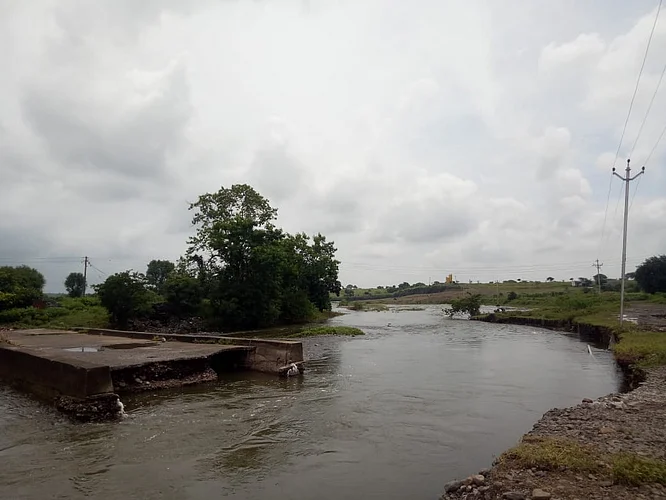 The bridge over the Hanga River was swept away in the rain