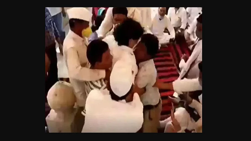 Video : हुतात्मा जवानांच्या श्रद्धांजली सभेतच राडा; काँग्रेस कार्यकर्त्यांमध्ये हाणामारी