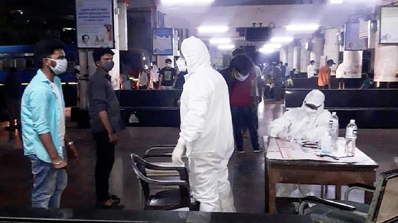 ठाणे : राजस्थानहून परतलेल्या विद्यार्थ्यांची आरोग्य तपासणी करताना ठाणे पालिकेचे वैद्यकीय पथक. ( छायाचित्र : दीपक कुरकुंडे)