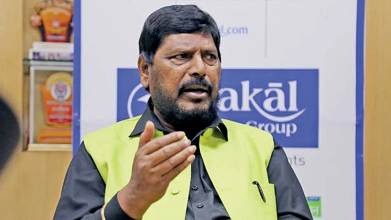'अंतर्गत कुरबुरीमुळे महाविकास आघाडीचे सरकार पडणार' }