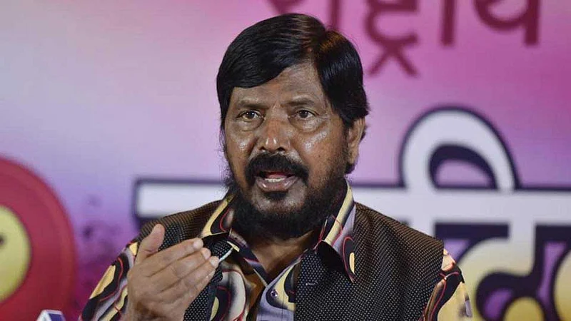 Vidhan Sabha 2019 : आठवले म्हणतात, 'आदित्यपेक्षा उद्धव ठाकरे मुख्यमंत्रिपदासाठी योग्य'