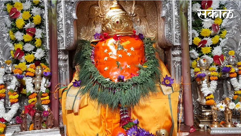 रांजणगाव गणपती (ता. शिरूर) येथे गणेश जयंतीनिमित्त अष्टविनायक महागणपतीला आकर्षक पोशाख, सुवर्ण अलंकार व फुलांची आरास करण्यात आली होती.}