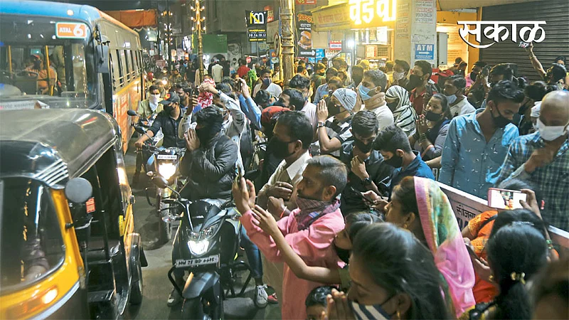 पुणे - रस्त्यावर वाहनांची सर्वाधिक गर्दी असलेली रात्रीची वेळ.. मंदिरासमोर रस्त्याच्या मध्येच दुचाकी थांबवून दर्शन घेणारा तरुण.. मास्क नाकाखाली ओढून मोबाईल फोनवर मूर्तीचे छायाचित्र घेणारा घोळक्यातील ‘भाविक’... गर्दीत ‘सोशल डिस्टन्सिंग’चा उडालेला फज्जा... }