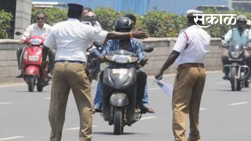 Akola News was carrying a wedding dress when two fake policemen stopped him, the case went to the police