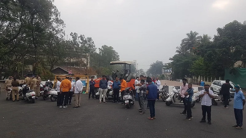 महापुरुषाच्या नावाचा फलक फाडल्याप्रकरणी उदयनराजे समर्थक आक्रमक