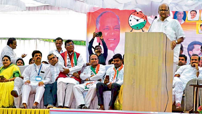 परतूर - राष्ट्रवादी काँग्रेस-काँग्रेस आघाडीचे उमेदवार राजेश विटेकर यांच्या प्रचार सभेत सोमवारी बोलताना ‘राष्ट्रवादी’चे अध्यक्ष शरद पवार. या वेळी विटेकर, आमदार राजेश टोपे, सुरेश जेथलिया आदी.