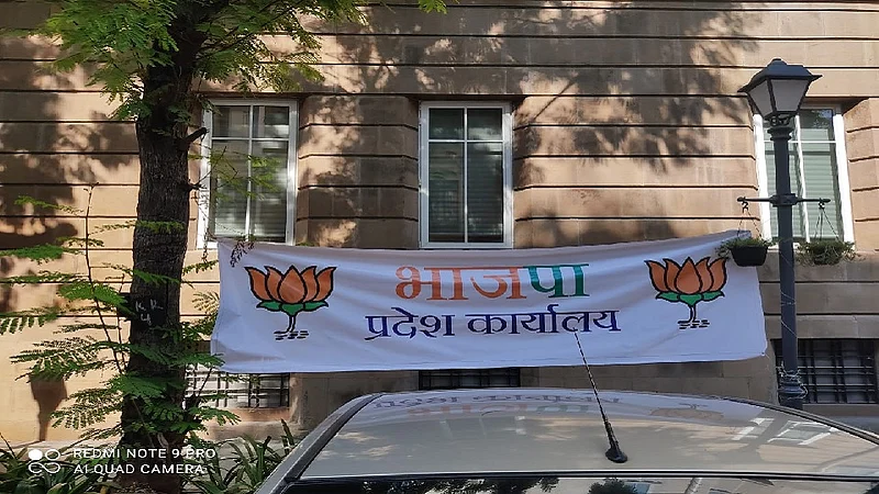 शिवसैनिक अॅक्शन मोडमध्ये, थेट ईडीच्या कार्यालयाबाहेर लावले बॅनर