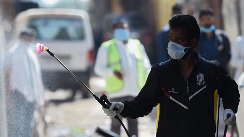 सावधान बाहेर पडूच नका; हेल्थकेअर वर्कफोर्सला तयार राहण्याचे निर्देश