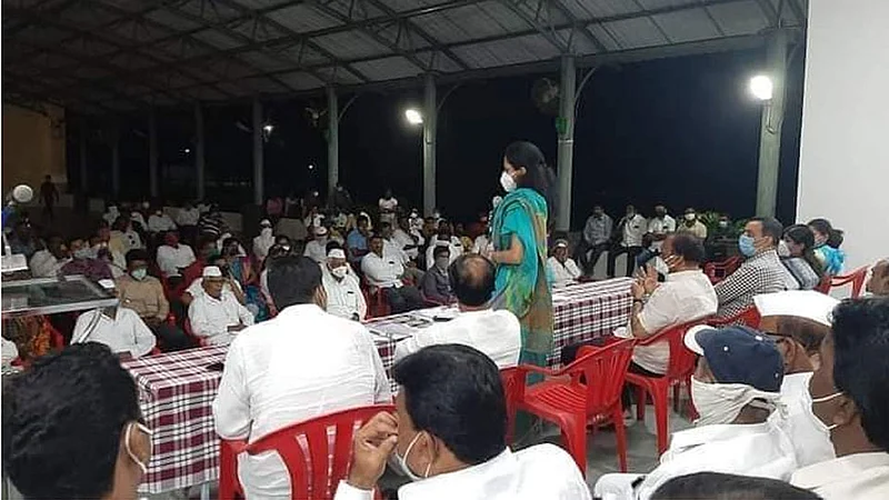 खडकी (ता. दौंड) - येथील आढावा बैठकीत बोलताना खासदार सुप्रिया सुळे व उपस्थित परिसरातील ग्रामस्थ.