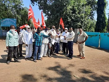 तळोद्यात ऊस कामगारांचा वेतन वाढीसाठी निदर्शने !